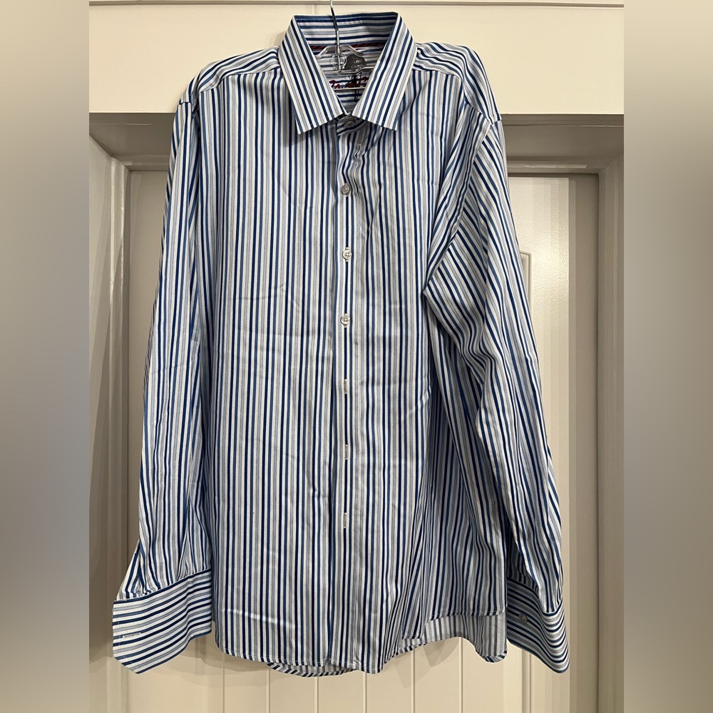 Pre-owned (like new) Robert Graham long sleeved button up.